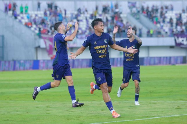 Selebrasi gol Hokky Caraka