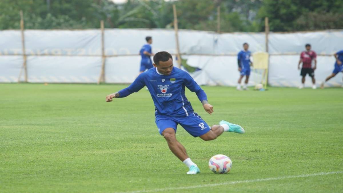 Malam bersejarah Saddil Ramdani berubah pahit usai kartu merah, Persib kehilangan sang winger jelang duel klasik melawan Persija.