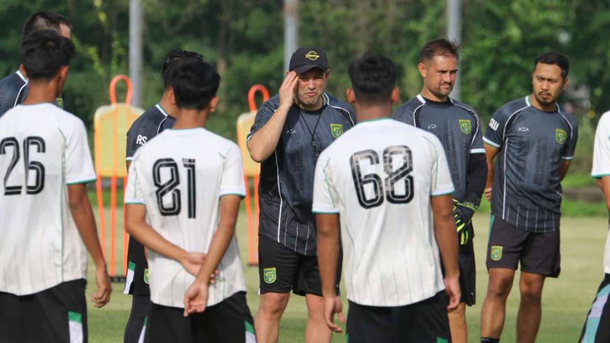 Bernardo Tavares memulai era baru di Persebaya dengan evaluasi skuad dan penekanan pada taktik tim.