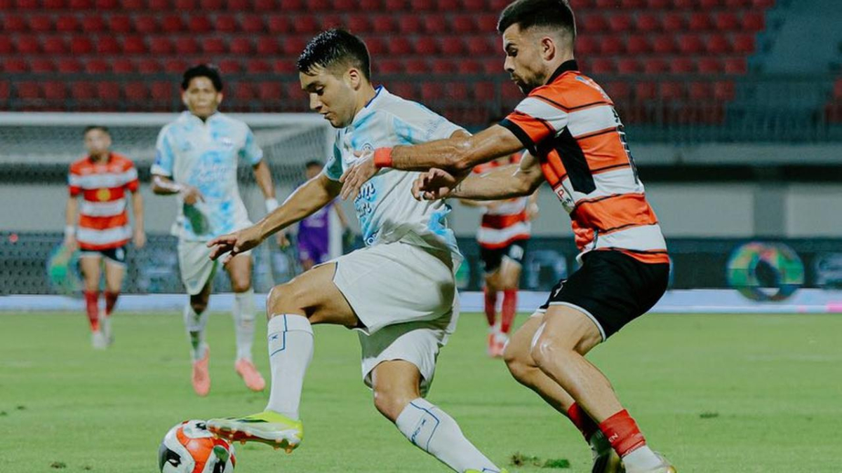 Madura United vs PSIM Yogyakarta di BRI Super League 2025/2026.