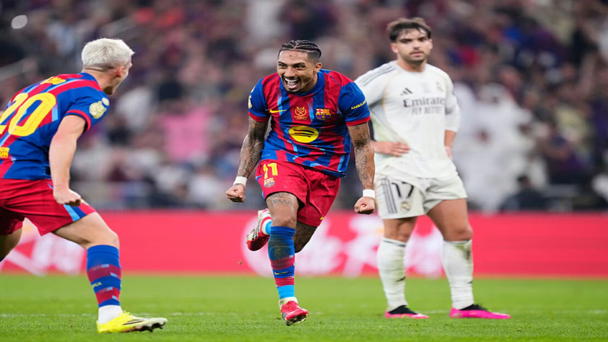 Gol penentuan Raphinha di babak kedua mengantar Barcelona menundukkan Real Madrid dan meraih gelar perdana musim ini.