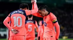 Pemain Barcelona Lamine Yamal (kiri) selebrasi bersama Raphinha setelah mencetak gol pembuka ke gawang Elche pada pertandingan sepak bola La Liga Spanyol di Elche, Spanyol, Sabtu, 31 Januari 2026