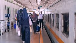 Orang-orang menaiki kereta di stasiun Bandung, Indonesia. Mengabadikan momen perjalanan yang ramai.