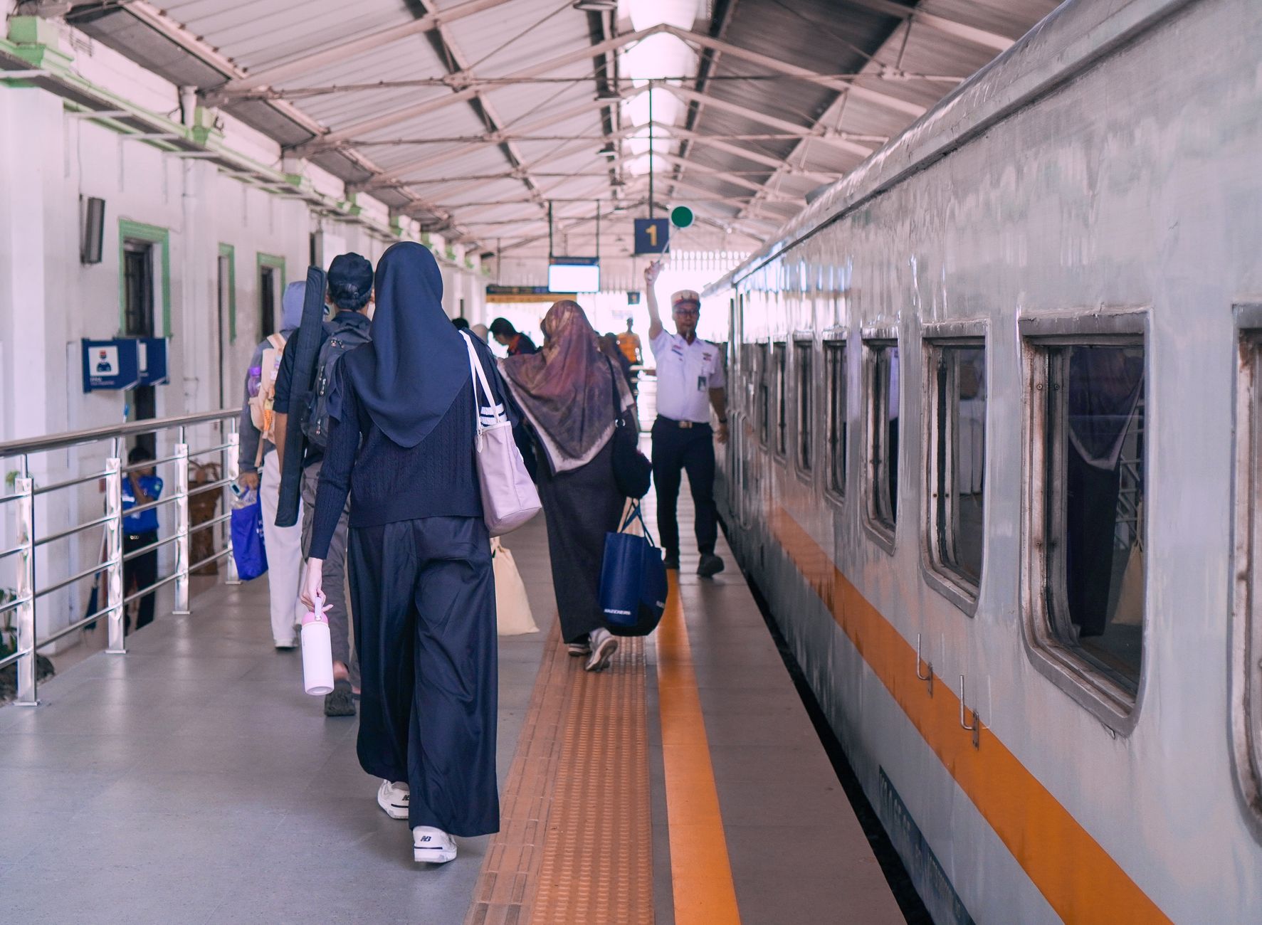 Orang-orang menaiki kereta di stasiun Bandung, Indonesia. Mengabadikan momen perjalanan yang ramai.