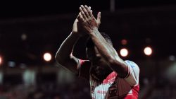 Pemain Madura United memberi tepuk tangan kepada para penggemarnya pada pertandingan malam hari di Bangkalan.
