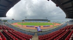 Pandangan sudut lebar dari stadion olahraga di Yangon, Myanmar dengan awan hujan di atas.