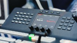 Tampilan dekat panel kontrol audio video berteknologi tinggi yang menampilkan layar digital dan tombol kontrol.