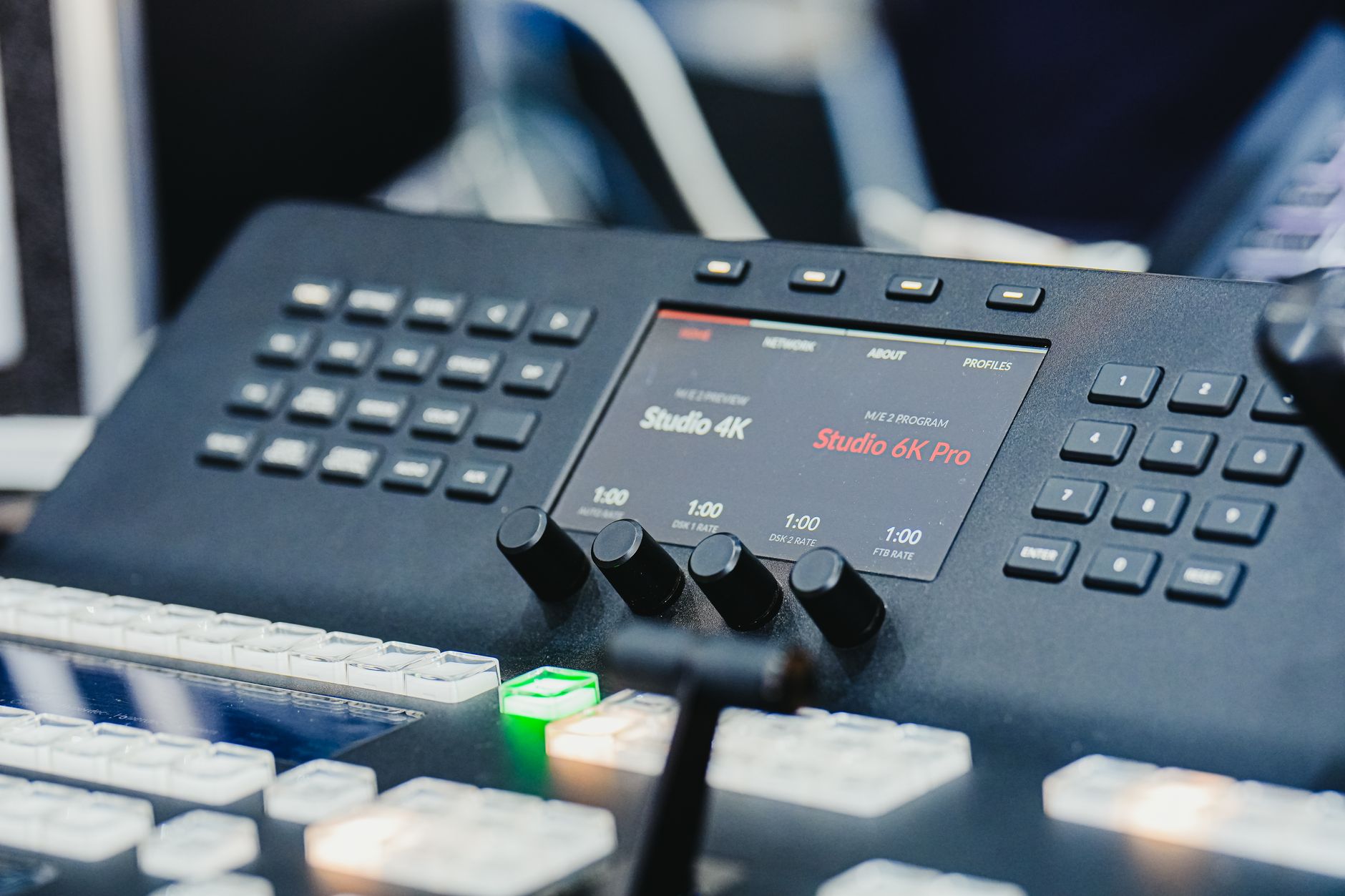 Tampilan dekat panel kontrol audio video berteknologi tinggi yang menampilkan layar digital dan tombol kontrol.