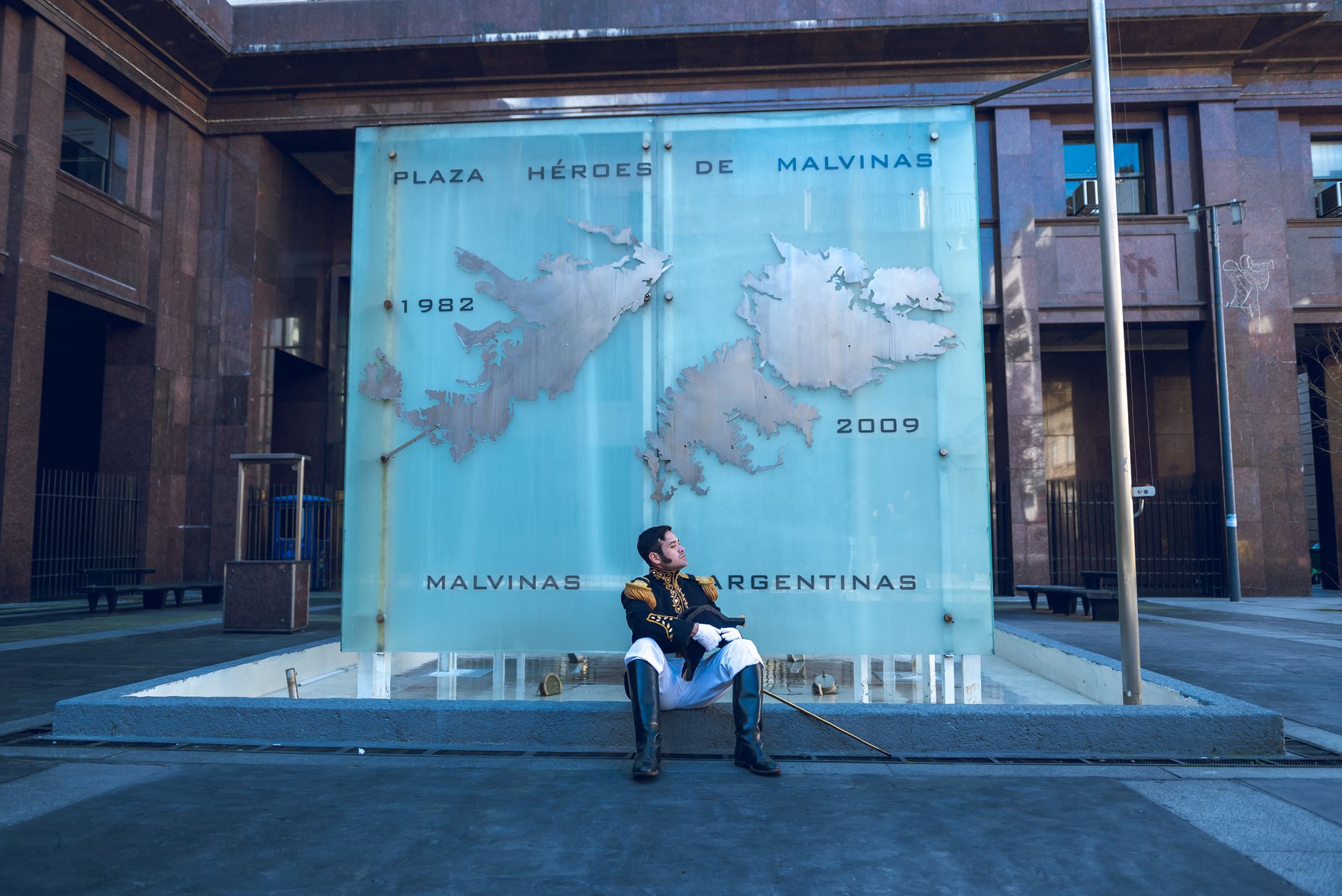 Seorang penjaga militer di Plaza Héroes de Malvinas, Buenos Aires, Argentina.