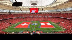 Pertandingan sepak bola yang meriah antara Swiss dan Kanada di BC Place, Vancouver.