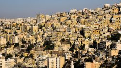 Bangunan perkotaan yang padat di Amman, Yordania, diambil dari atas, menampilkan pemandangan kota.