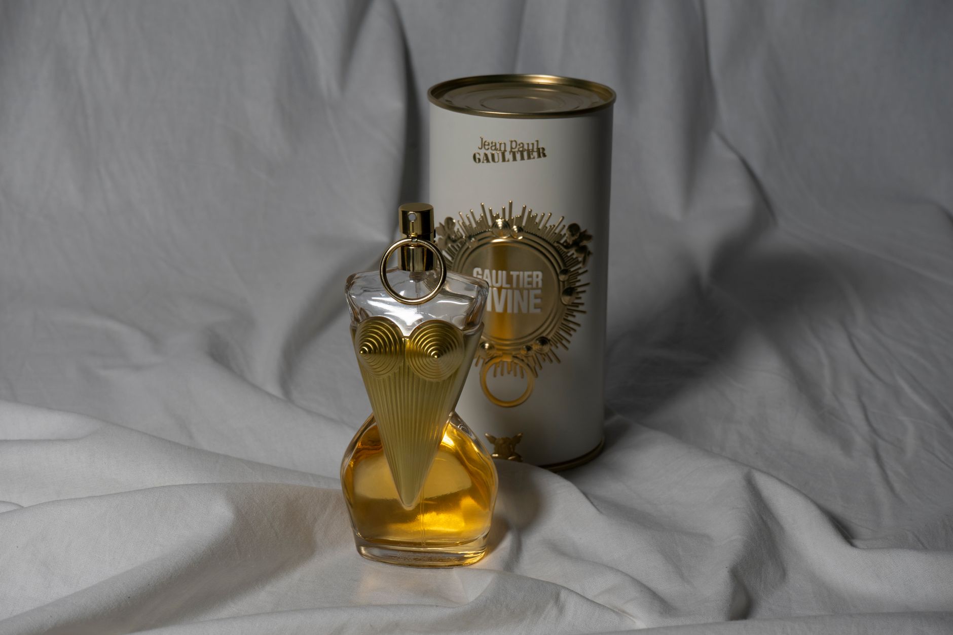 Parfum mewah Jean Paul Gaultier dengan desain botol yang unik dalam presentasi yang chic.