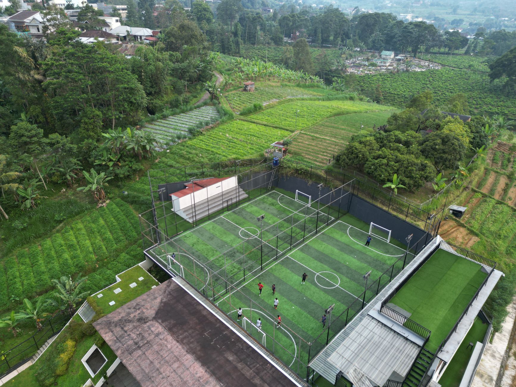 Foto udara lapangan olahraga yang dikelilingi pepRimbunan hijau di Jawa Tengah, Indonesia.