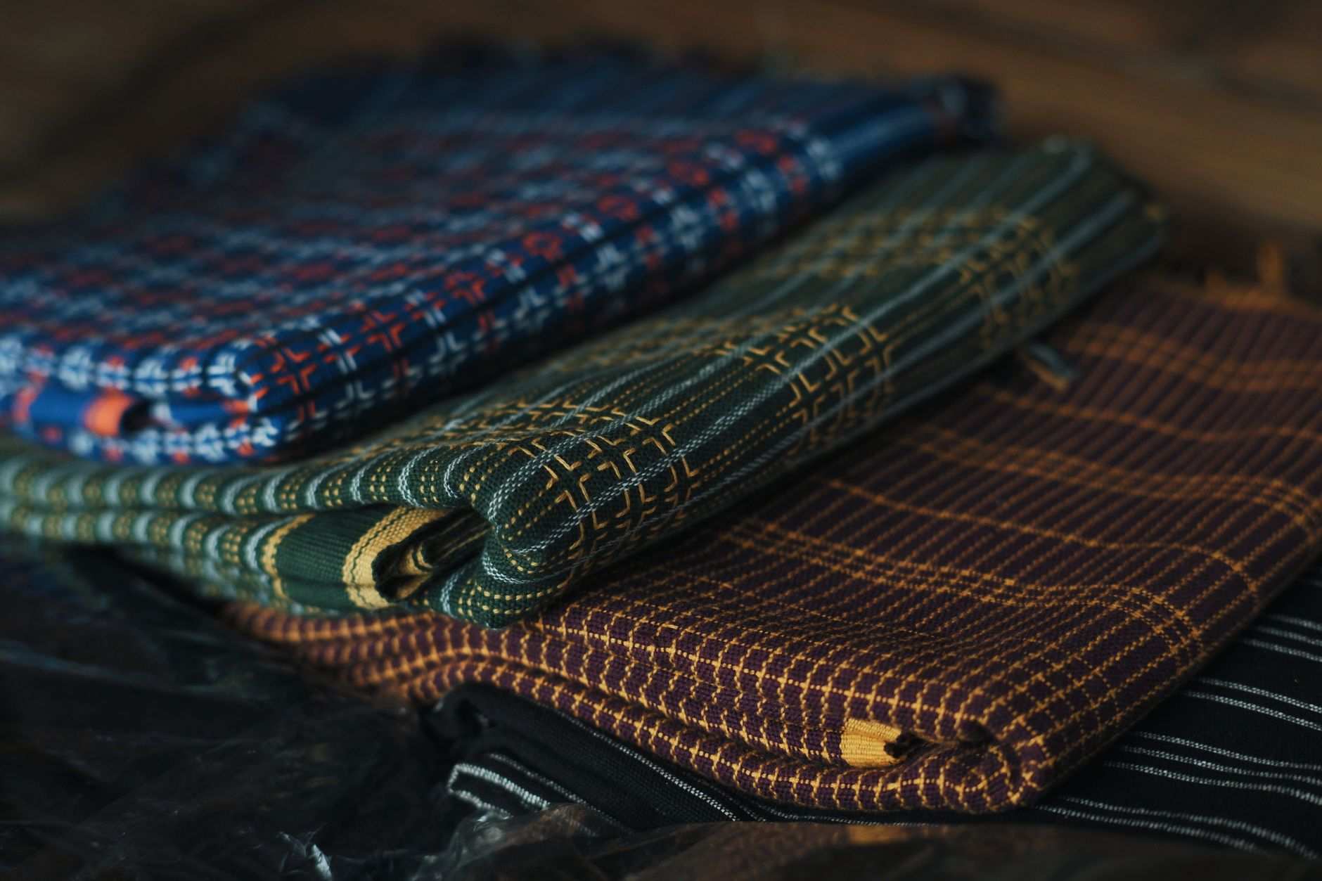 Tampilan dekat kain batik tradisional berwarna-warni di Banten, menampilkan pola yang rumit dan warna yang kaya.